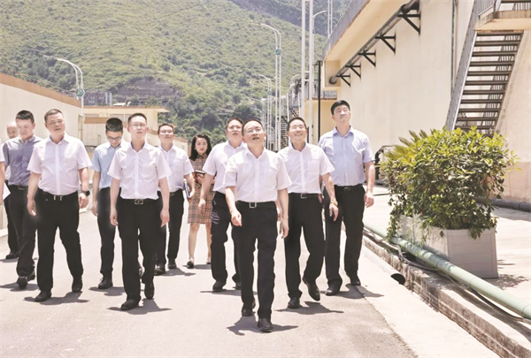 1-2 2董事长张德芹一行到制酒车间等地调研.jpg