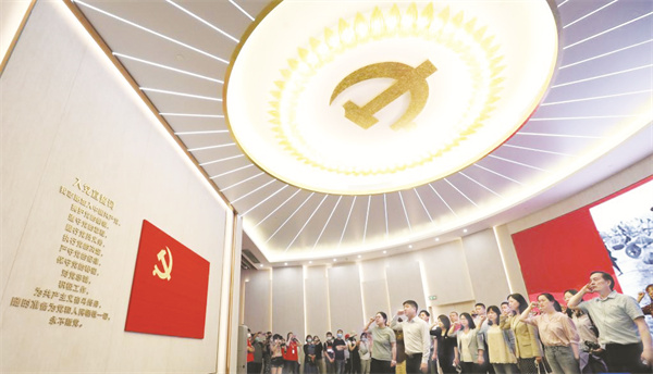 1-1 1 党员在上海中共一大纪念.jpg