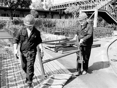 1670688514212311.jpg 2-1 1 员工正在对回.jpg