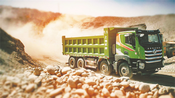 5-1 5重卡助力世界第二大水电站竣工投产.jpg