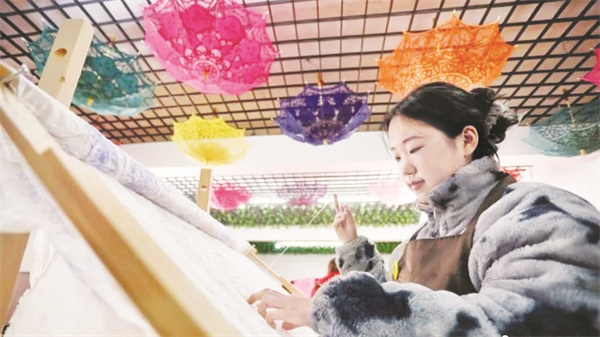 4-3 图配文3 秀工在图样上进.jpg