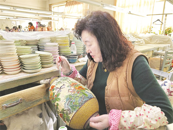 1-3 2,师傅正在对产品进.jpg