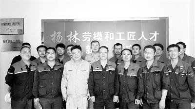 2-1 1 1 杨林和工匠人才创新工作室团队成员。.jpg