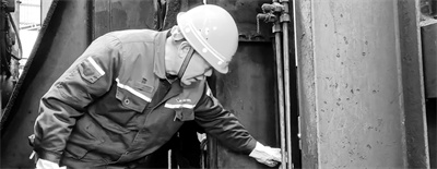 2-2 1 2 杨林正在现场精心检查设备状况。.jpg