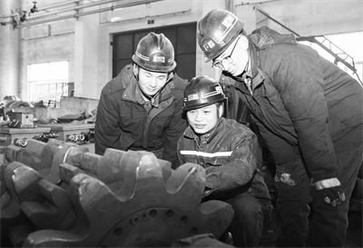 2-3 2 邱广云（中）与同事一起研.jpg