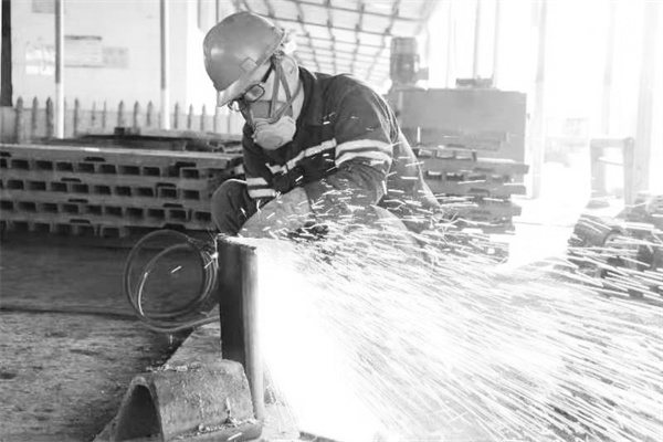 2-7 5,全力保供 铆足干劲“忙生产 ”.jpg