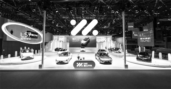 3-1 图配文1智己LS7.jpg