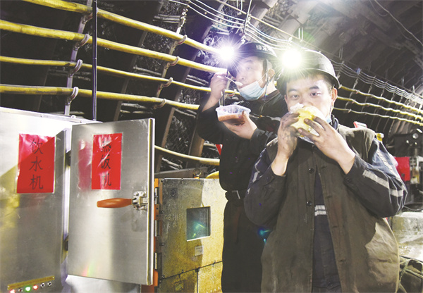 8-2 6 中煤新集二矿：为职工.jpg