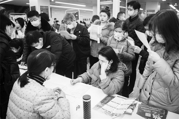 3-2 3，2月17日，在招聘会现.jpg