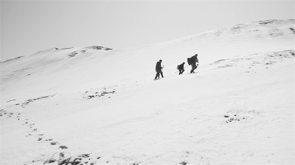 2-3 4 山腰上，积雪下面的道路泥泞不堪.jpg