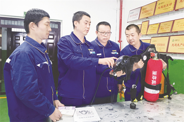 4-8 4 安全员许学武（左二）正在为.jpg