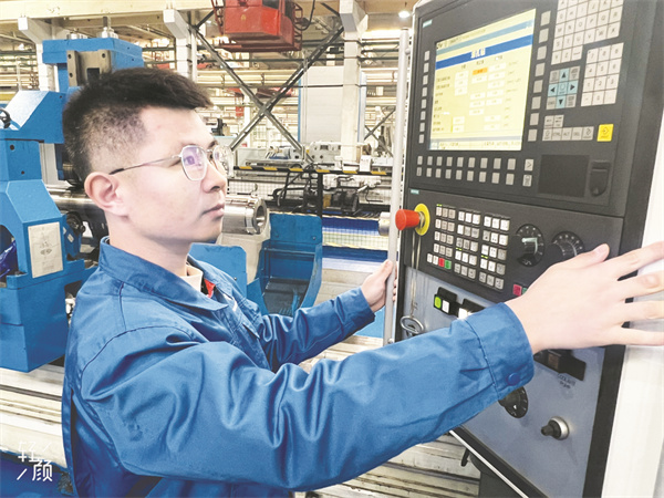 8-2 2 (必发）全国人大代表刘彦冰2.jpg