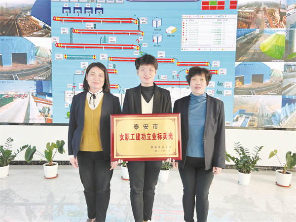 8-2 巾帼绽芳华 岗位展风采.jpg
