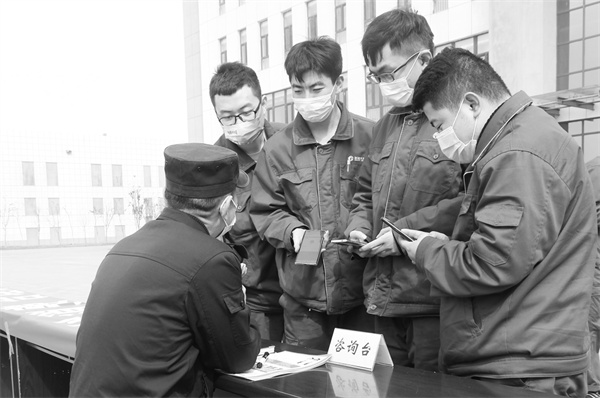 1678882453207294.jpg 2-1 4,民警为职工讲解防诈骗照片.jpg