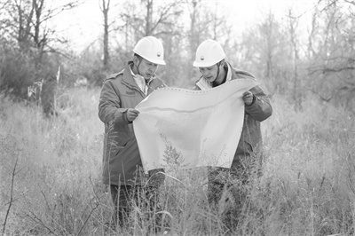 2-2 1 2 晏丹江（左）按图索骥，规划踏勘路线.jpg