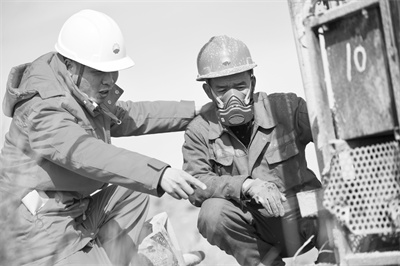 2-3 1 3 何虎与钻井工序员工交流钻井工艺.jpg