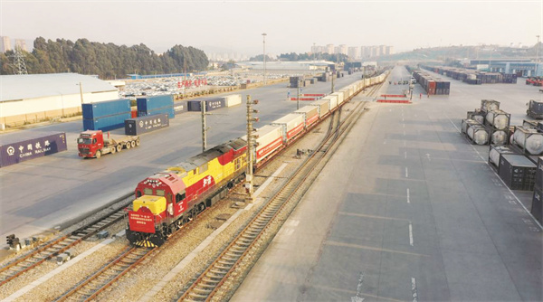 4-2 2，中老铁路国际货物列车.jpg