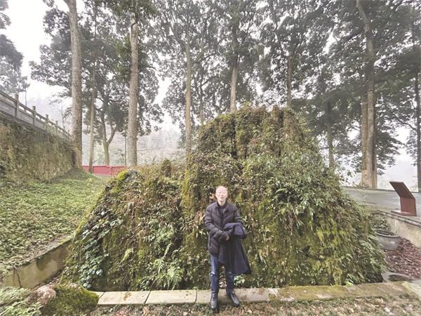 8-1 1 1作者在云峰寺太湖石.jpg