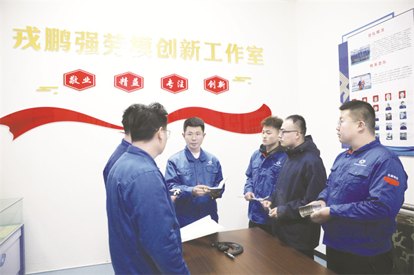 5-1 1 刘彦冰向一线工友宣讲全国两会精神.jpg