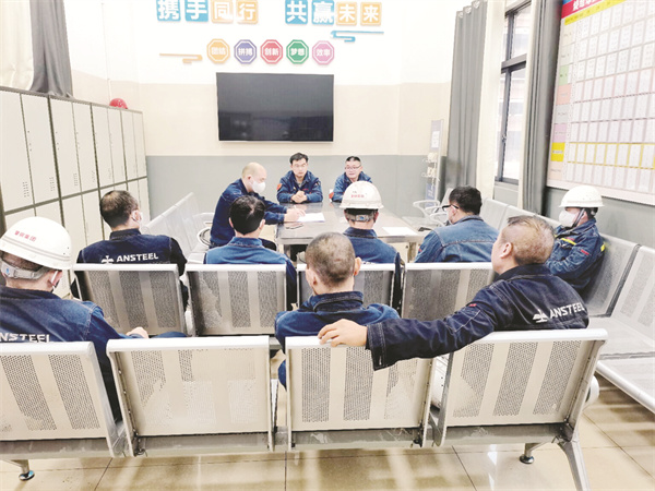 4-3 3 主管工程师习鹏正在布置生产任务。.jpg