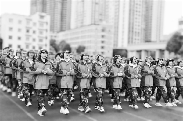 3-2 2 万源市第三中学军训掠影.jpg