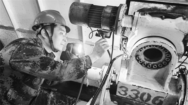 2-1 1 徐全利 检查弧形筛翻转装置.jpg