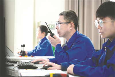 1679812396754103.jpg 1-2 2 图为李平军在认真工作.jpg