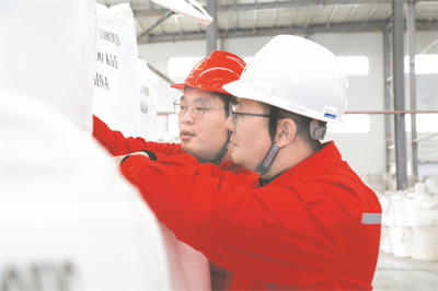 1680422827705484.jpg 4-1 1 何雪松和生产人员一起把关质量.jpg