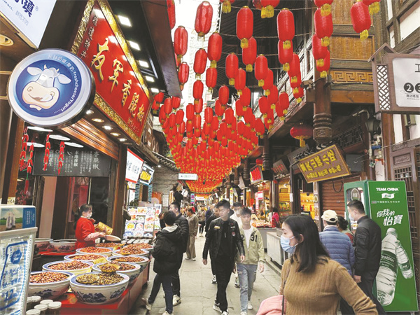 1680527855709218.jpg 1-1 1,3月27日,游客在重庆洪崖.jpg