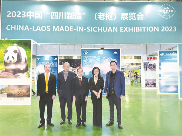 1680775361540592.png 4-3 黄莉会长(右二)陪同.png