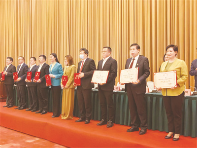 1-3 3 2 领取聘书.jpg