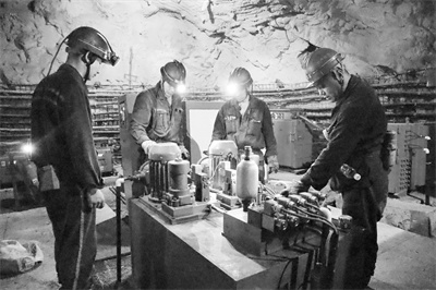 2-1 1 采煤二队生产一班在维护智能综采设备.jpg