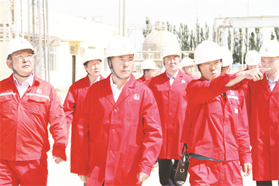 1680938554723708.jpg 4-2 2 郭红业(前排左二)与“战友”们在一起.jpg