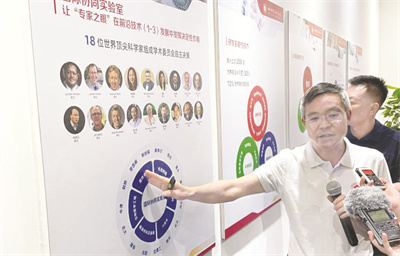 1689391757991998.jpg 1-2 1 2 图为中心主任王茤祥。.jpg