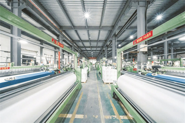 1689686867806990.jpg 4-1 1 图为金龙集团生产车间一角.jpg