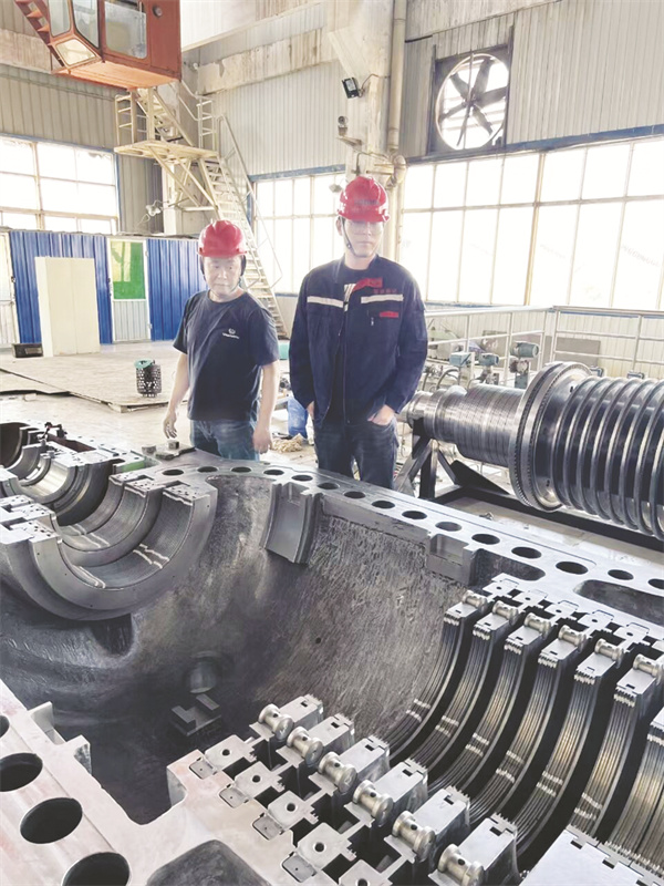 1689686922899708.jpg 4-3 3 图为胡智涛(右)指导设备升级改造.jpg