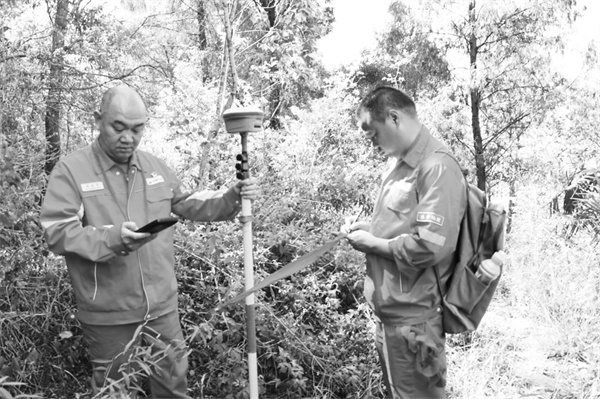 7-2 1 2 图2-2：李满勇（左）正在布点作业.jpg