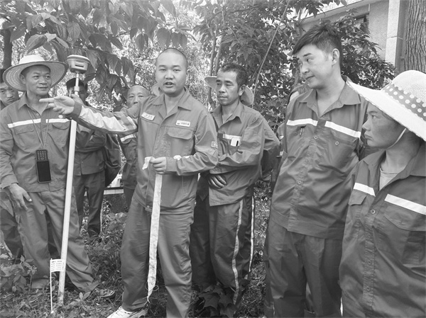 7-3 1 3 图3：李高杨（前左二）给施.jpg