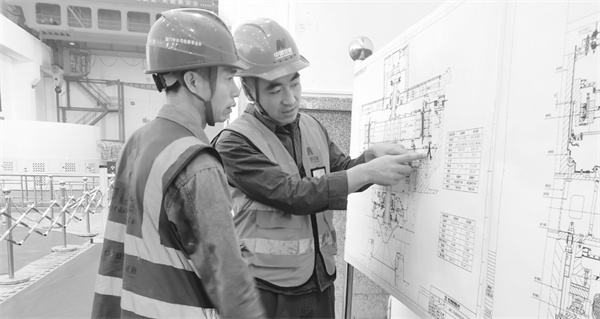 2-1 1 项目副经理杜胜涛（右）.jpg