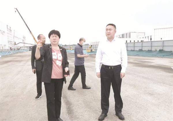 1689861297286769.jpg 1-1 图1为内黄县委书记王辉(右1)在企业调研指导工作.jpg