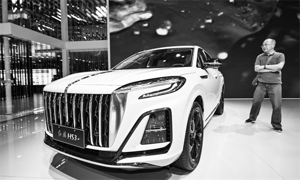 3-2 4 7月17日，观众在长春汽.jpg