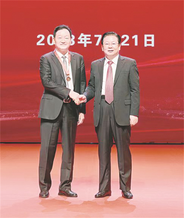 1690206718933780.jpg 1-2 2,图为南阳市委书记朱是西书.jpg