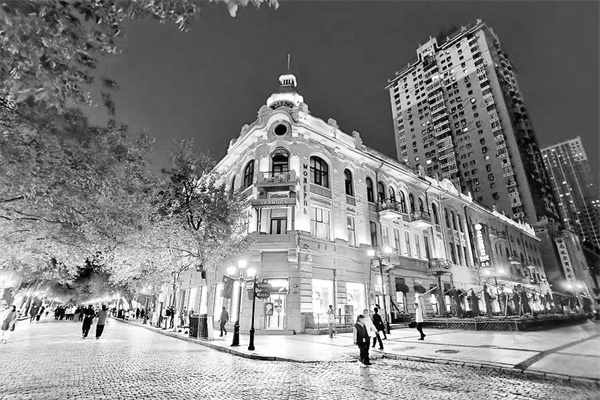 1690379267700558.jpg 3-2 1 2,哈尔滨百年老街——中央大街夜景。.jpg