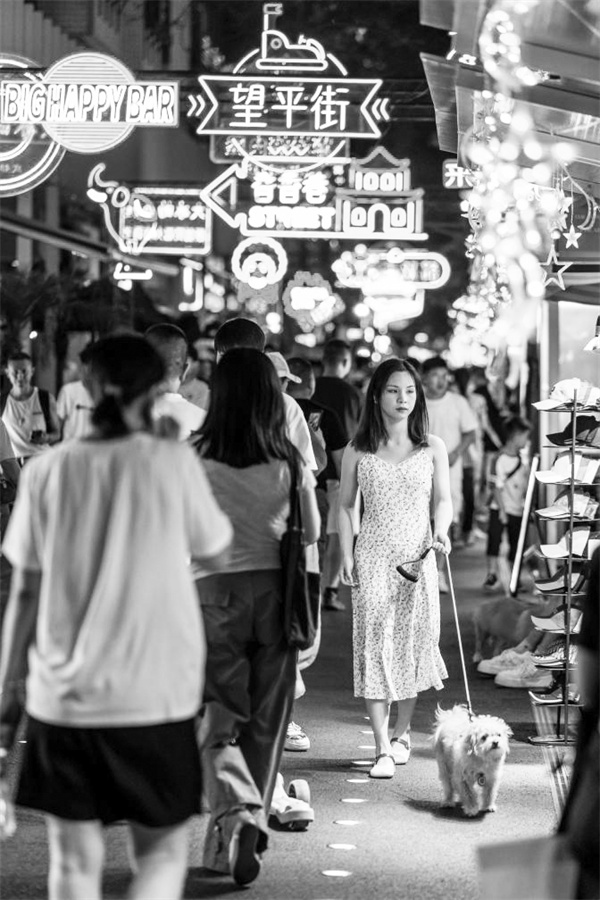 1690379504457788.jpg 3-3 5,人们在成都猛追湾街道望.jpg