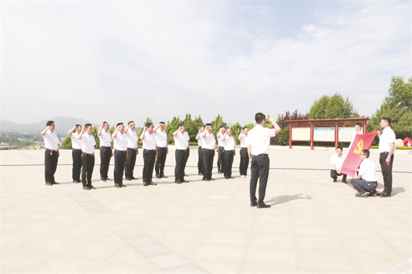 1690452169685344.jpg 1-2 2 1 赴红色教育基地参观学习并重温入党誓词.jpg