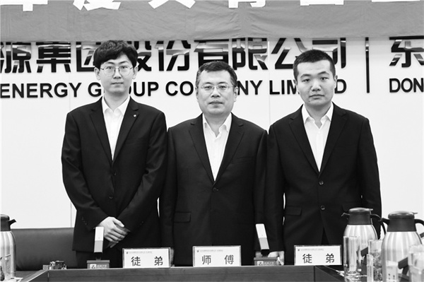 1690452645192237.jpg 2-4 2 2 签订“竞师学技”师徒合同.jpg