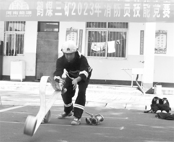 6-1 2鹤煤三矿开展消防员技能竞赛.jpg