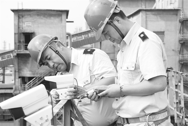 2-5 7,党员示范岗点亮先锋之光.jpg