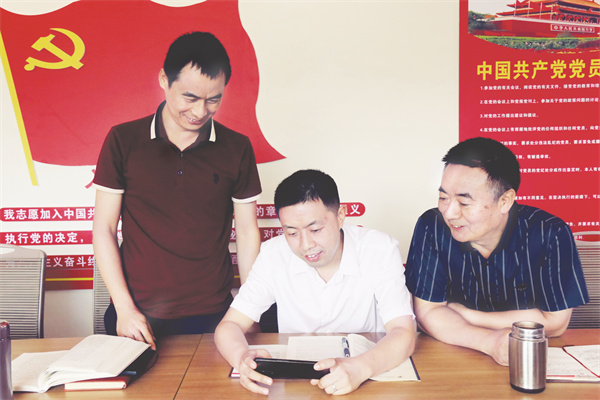 1-3 2 赵家坝煤矿热议习近平来川考察重要讲话。.jpg