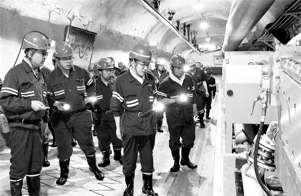 2-1 1，现场办公推进工作面系统安装.jpg